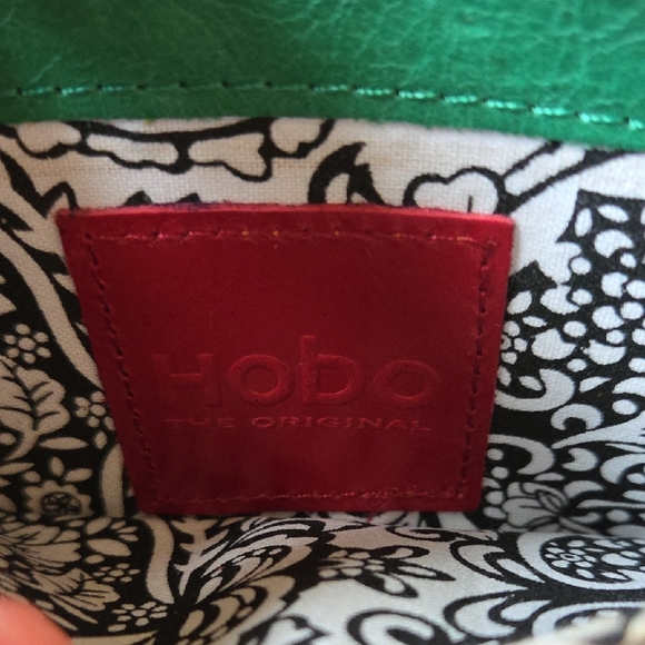 HOBO Green Leather Wristlet Wallet with Kiss-Lock Pocket - Picture 5 of 6